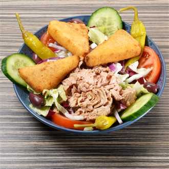 Salat mit gebackenem Schafskäse